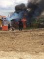 Incendiu cu explozii în Sântandrei: Un bărbat a ajuns la spital, cu arsuri pe mâini şi faţă (FOTO/VIDEO)