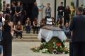 Unul dintre adolescenţii care s-au sinucis aruncându-se de pe bloc a fost înmormântat