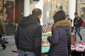 Vestitorii primăverii! Vânzătorii de mărţişoare şi-au întins tarabele pe Corso în aşteptarea clienţilor (FOTO)