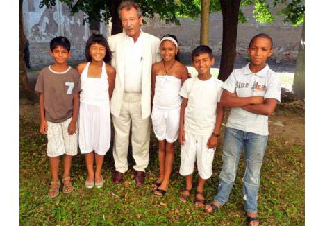 PAPA CHARLES. Condamnat la Paris în 2003, pentru agresiune sexuală asupra unei minore din Cambodgia, "papa" Charles Fejto, cum era numit de fetiţele asiatice, a primit totodată şi interdicţia de a se mai apropia de copii. În 2009, însă, în timpul unei vizite în Ungaria, "filantropul" a pozat în faţa ziariştilor maghiari alături de 5 copii cu care călătorea şi pe care pretindea că îi susţine financiar. Papa Charles a intrat din nou în încurcătură, de data asta în România, unde e acuzat că şi-a cumpărat o copilă din Salonta pe post de jucărie sexuală