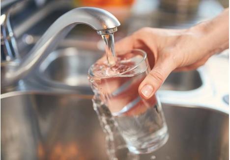 MICROBI PE BANI. Descrisă de specialiști ca fiind un lichid inodor, insipid și incolor, apa de la robinet nu este cu adevărat potabilă în mai bine de jumătate dintre cele 100 de localități din Bihor. Potrivit DSP, dintre cei 79 de distribuitori de apă potabilă din județ, 56 au avut anul trecut probleme de calitate, iar 27 au și fost sancționați