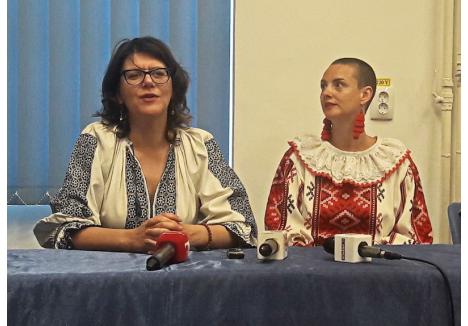 Andreea Tănăsescu (foto stânga) şi Donna Bramhall (dreapta) au îmbrăcat ia românească şi la conferinţa de presă de la Oradea