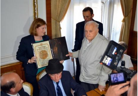 Orădeanul Traian Suciu (foto dreapta) a primit titlul „Drept între popoare” în prezența unuia dintre evreii salvați de familia sa