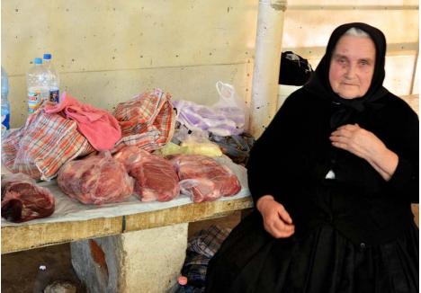 CARNE "NEAGRĂ". Dispariţia abatoarelor a lăsat fermierii din Bihor fără şansa de a vinde carne prin magazine. Obligaţi să taie animalele acasă, ţăranii încearcă să valorifice la negru carnea gustoasă şi nechimizată, în condiţii improprii. Joia trecută, pe o căldură de 26 grade Celsius, o bătrânică vindea fleici pe mesele pieţei din Beiuş, ascunzând speriată marfa de câte ori i se părea că vede vreun oficial...
