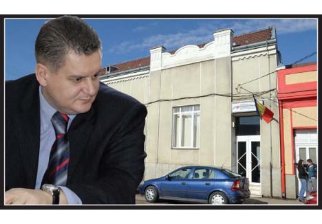 LANŢUL SLĂBICIUNILOR. Deşi ştia din 2009 că directorul Ionel Vancu şi şeful Serviciului de Executări Silite, Adrian Bucurean, ambii de la Administraţia Financiară Beiuş, sunt cercetaţi penal pentru că protejau firme ce fentau plata obligaţiilor către bugetul de stat, şeful Direcţiei Finanţelor Bihor, Ioan Mihaiu (foto), a decis să-şi apere şi el subalternii, păstrându-i pe funcţii. De dragul lor, nu s-a sfiit nici să trimită Poliţiei o informare în care faptele celor doi erau cosmetizate!