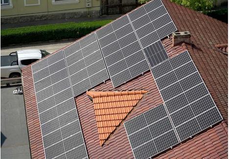 CASĂ, NU FIRMĂ. Regulile programului prevăd că imobilul pe care se montează panourile fotovoltaice nu poate fi sediu sau punct de lucru pentru firme, dar poate fi ipotecat. Nu sunt eligibile nici clădirile cu proprietăți comune și mai mult de două apartamente