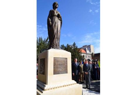 REVENITĂ ACASĂ. În 12 octombrie 2012 o nouă statuie a Reginei Maria a fost pusă în faţa Teatrului, de unde cea existentă în perioada interbelică fusese înlăturată de horthyşti