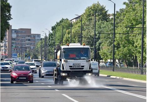 STRĂZI UDATE. 55 de străzi importante din oraș sunt stropite în zilele caniculare de trei utilaje ale RER Vest, pentru a reduce disconfortul termic și a îmbunătăți calitatea aerului