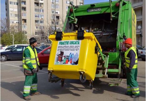 PE RÂND. Reuşita sistemului de colectare selectivă din Oradea este asigurată şi de faptul că operatorul licenţiat de salubritate, RER Ecologic Service, are trasee diferite pentru cele două tipuri de deşeuri: fracţia umedă, adică gunoiul menajer, şi cea uscată, a materialelor ce pot fi reciclate