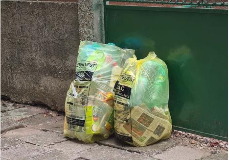 „ECONOMISIȚI” AER. Înainte de a arunca deșeurile reciclabile în sacii galbeni, orădenii sunt sfătuiți să le golească și să le strivească, astfel încât să ocupe cât mai puțin loc