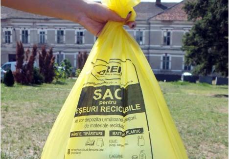 PENTRU UN AN. Rolele distribuite de RER Ecologic Service conţin câte 25 de saci şi ar trebui să îi ajungă unei familii timp de 50 de săptămâni, dat fiind că reciclabilele sunt colectate de la case bilunar