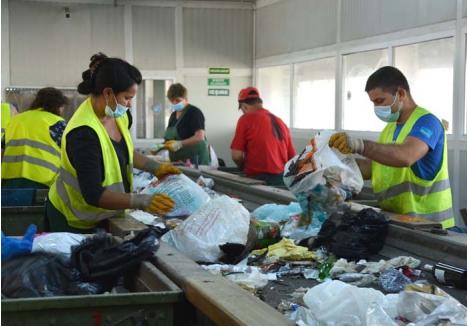 BUCATĂ CU BUCATĂ. În fiecare zi de lucru, 11 angajaţi ai Eco Bihor lucrează în două schimburi pentru a sorta deşeurile reciclabile aruncate de orădeni