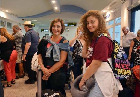 "A GOOD DEAL". Printre turiştii care şi-au încheiat săptămâna trecută sejurul în Oradea s-au numărat Amal Elein (stânga) şi fiica ei adolescentă. În căutarea unei vacanţe relaxante, israeliencele au mărturisit că Oradea a fost o alegere bună. "Poate vom reveni", a spus Amal