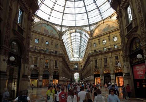 VĂ PARE CUNOSCUT? Orădenii care au ajuns în Milano şi, la dreapta Domului, au vizitat pasajul Vittorio Emanuele II (foto), au putut avea un sentiment de deja-vu. Şi nici nu s-au înşelat: galeria a fost model pentru Palatul Vulturul Negru...