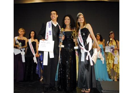 Miss şi Mister Tăcerea 2010, adică Ramona Bota şi Zlatko Lolici, au fost felicitaţi de câştigătoarea de ediţia trecută a concursului, bihoreanca Violeta Cuc (foto mijloc)