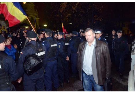 GUSTUL ÎNFRÂNGERII. Protestatarii adunaţi la sediul PSD Oradea după închiderea urnelor, ca să-i "agreseze" cu lozinci pro-Iohannis şi anti-Ponta, i-au speriat zdravăn pe activiştii de partid. Ditamai viceprimarul Ovidiu Mureşan a ieşit din clădire printr-un cordon al jandarmilor, părăsind zona cu capul plecat. Cam tot aşa ar urma să plece şi din Primărie, iar şeful său, Ioan Mang, de la Consiliul Judeţean...