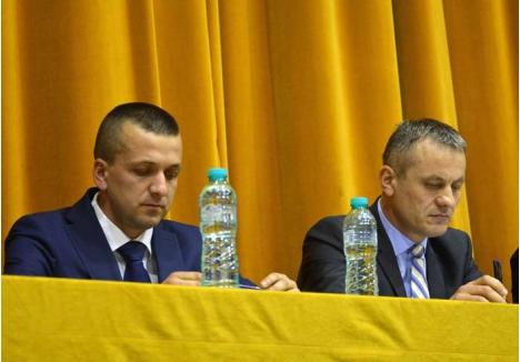 LA CUŢITE. După ultima bătălie, viceprimarilor Mircea Mălan (dreapta) şi Florin Birta (stânga) le va fi greu să se aşeze la aceeaşi masă. Războiul electoral, în care oficial primarul Ilie Bolojan nu s-a amestecat, dar a avut totuşi propriul favorit, a rupt filiala în două tabere egale, a vechilor penelişti, cu afaceri şi meserii liberale, şi a nou-veniţilor, mulţi înfipţi în administraţie graţie partidului