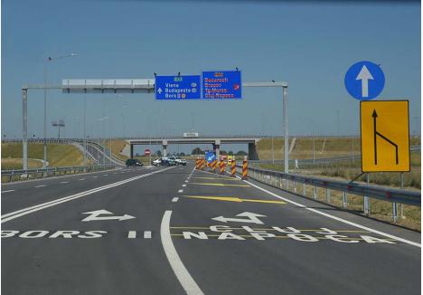 UNA CALDĂ, ALTA RECE. Inaugurat pe 4 septembrie, împreună cu noul punct vamal Borș II, ciotul de autostradă A3 Biharia-Borș degrevează vechea rută de transport spre Ungaria, făcând joncțiunea cu autostrăzile maghiare M4 și M3 și deschizând astfel bihorenilor calea spre Europa. Spre România, deocamdată, autostrăzile se află doar în proiect sau în diverse faze de execuție, astfel că destinațiile de pe indicatoarele rutiere vor mai rămâne câțiva ani tăiate, ca în imagine