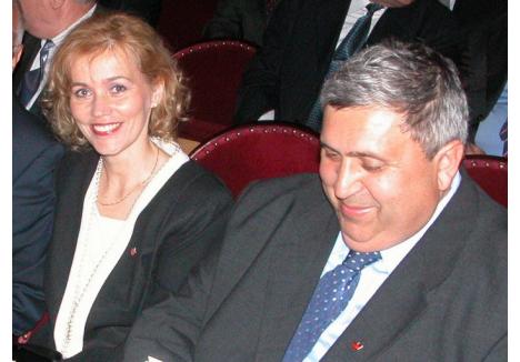 CUPLU PENAL. Preşedinte al Organizaţiei de Femei a UDMR, Rozalia Biró este considerată pupila liderului UDMR Bihor, Alexandru Kiss, cu care este asociată în mai multe firme. Acesta a şi "iniţiat-o" în viaţa politică, propulsând-o în diverse funcţii publice, iar în 2012 şi în Senatul României. Acum, Biró e legată de mentorul său nu doar la bine, ci şi la "greu", împărţind cu "baronul" UDMR şi o parte din dosarele penale... 