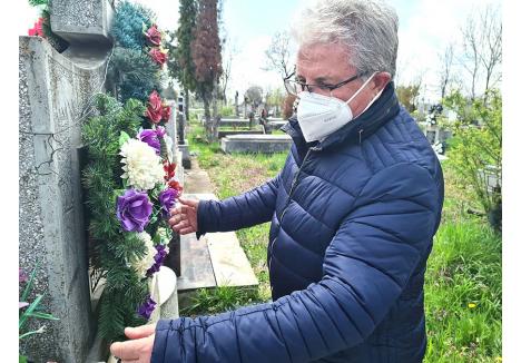INTERZIS! Începând din luna iunie, accesul în Cimitirul Municipal cu coroane din plastic sau cu inserţii din sârmă va fi interzis. "Nu mai putem aşa! În trei zile se adună de pe morminte un munte de deşeuri ce nu pot fi reciclate şi pentru depozitarea cărora trebuie să plătim bani grei", zice directorul ADP Oradea, Liviu Andrica
