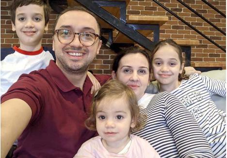 OPTIMIŞTI. Trei din cei cinci membri ai familiei Puie au fost confirmaţi cu coronavirus: Luca, tatăl Samuel şi mama Anca (doar Patricia şi Iulia scăpând neatinse), dar după două săptămâni toţi sunt bine. „Al doilea rând de teste ne-a ieşit negativ şi noi ne simţim vindecaţi”, spune Sami, încrezător că vor ieşi întăriţi din încercarea bolii. Inclusiv socrii, aflaţi încă în spital, unde primesc, spune el, acelaşi tratament „ca-n Germania”