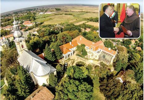 PARTENERI. Originar din Deva, Bőjte Csaba (dreapta), „părintele” Fundației Sf. Francisc, cea căreia Primăria Săcueni vrea să-i vândă Castelul Stubenberg (foto), este un apropiat și protejat al premierului ungar Viktor Orbán (stânga). Deși călugăr, bărbatul este un excelent investitor imobiliar, până acum achiziționând și renovând cu fonduri de la Budapesta 45 de imobile în 9 județe din Ardeal