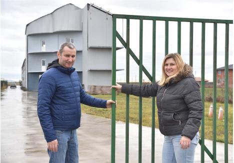 SCAPĂ CINE POATE! Simona şi Nelu Bişboacă se pregătesc să tragă poarta fabricii de la intrarea în Livada de Bihor. "Anul trecut, când am văzut că PSD-ul câştigă alegerile, am ştiut că s-a terminat. Poate că ţara se va îndrepta, dar până atunci viaţa noastră va fi trecut", spune femeia, deţinătoare a trei brevete de invenţii