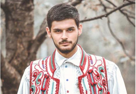 TRADIŢIE. Printre cojoacele realizate de Răzvan se numără şi unul specific satului său, Lunca. A lucrat după modelul unuia vechi de aproape 100 de ani, primit de la un meşter în primăvara lui 2020, după care a făcut rost şi de alte haine tradiţionale, ca să se îmbrace la fel ca străbunii