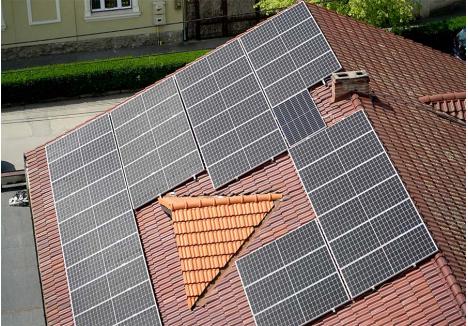 PE SUS SAU PE JOS. Panourile fotovoltaice pot fi montate pe acoperiş sau pe sol. În acest din urmă caz, beneficiarul finanţării trebuie să fie proprietar şi pe teren