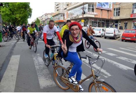 VELOR-CARITATE. Săptămâna Mobilităţii va debuta la Oradea cu o tură de pedalat în jurul Parcului Brătianu pe timp de noapte, programată marţi de la ora 20. Nu a fost fixată vreo taxă de înscriere, dar participanţii sunt invitaţi să facă o donaţie pentru fundaţia AMIA Suflet de Copil
