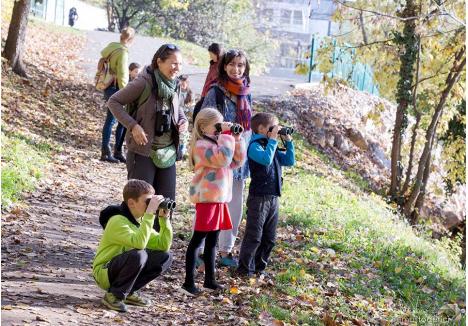 CU ARIPI. În diminețile de sâmbătă, orădenii pot să învețe de la Sofia Szabo, educator de mediu, despre păsările din Parcul Libertății și obiceiurile lor 