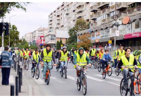CINE VA CÂŞTIGA? Cursa Tramvai vs. Maşină vs. Bicicletă are loc pentru al cincilea an consecutiv la Oradea. Până acum, maşina n-a câştigat niciodată!