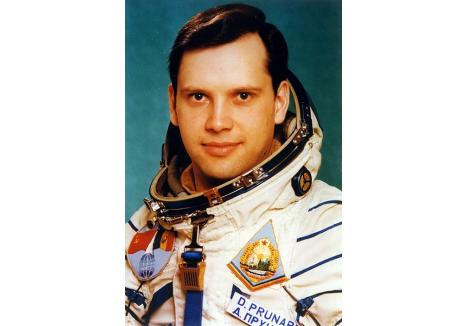 ROMÂNUL COSMIC. Pe 14 mai 1981, braşoveanul Dumitru-Dorin Prunariu devenea primul şi, deocamdată, singurul român care a zburat în spaţiul cosmic. El a petrecut 7 zile, 20 ore şi 42 minute în misiunea Soiuz 40