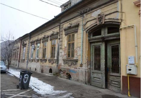RECORD. Cei mai mulţi proprietari suprataxaţi în 2017 deţin case pe strada Cuza Vodă, unde Primăria a găsit 14 imobile cu faţadele ruinate