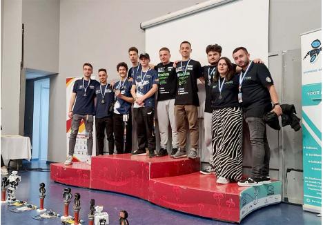 VICTORIE. Organizați în 6 echipe, membrii Robotics Club Oradea au concurat acum două săptămâni cu sute de roboticieni din toată lumea reuniți în Grecia, în probe precum Mega Sumo, Line Follower ori Weightlifting Humanoid, iar în final au câștigat 14 premii, motiv pentru care au fost lăudați și de reprezentanții Ambasadei României de la Atena