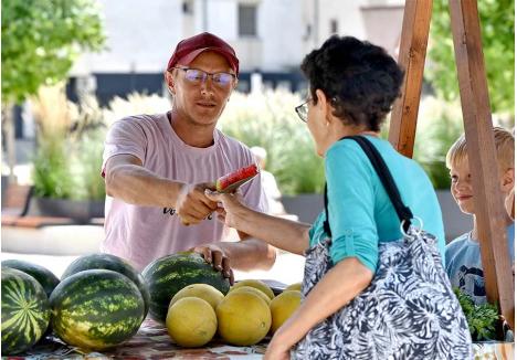 POFTIȚI, VĂ ROG! Fermierii bihoreni au reluat tradiția cultivării de pepeni. „Anul acesta am avut o producție bună. Bihorenii pot cumpăra lubeniță cultivată în județ, mult mai proaspătă și mai gustoasă decât cea adusă de departe, care se coace pe drum și în dube până se vinde”, spune fermierul Emeric Bodiș