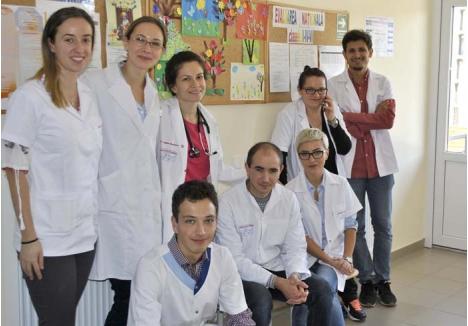 OAMENI BUNI. La iniţiativa dr. Răzvan Tirpe (ultimul din dreapta), un grup de medici şi studenţi medicinişti s-au deplasat la finalul lunii trecute într-un sat la 60 km de Cluj, unde au dat gratuit consultaţii pentru 50 de femei