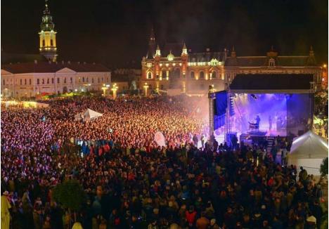 UNIŢI PENTRU CARLA’S DREAM. Reabilitată şi reconfigurată, Piaţa Unirii s-a umplut de orădeni sâmbătă, 8 octombrie: 15.000 de persoane au venit în centrul oraşului pentru concertul moldovenilor de la Carla’s Dream