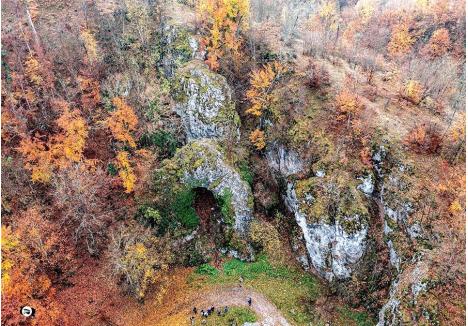 PUNTE SPRE ALTE LUMI. În stâncile calcaroase de la marginea comunei Căbeşti se înalţă două poduri naturale unice în România, cărora localnicii le-au dat nume mistice: Podul Infernului şi Podul Paradisului (foto: Ovi D. Pop)