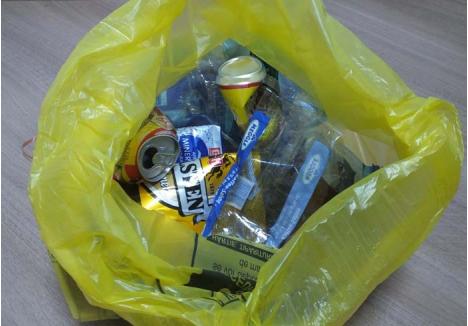 PE DIN DOUĂ! Regula colectării selective a deşeurilor este simplă: încă din casele lor, orădenii trebuie să adune separat resturile menajere de cele care pot fi reciclate, cum sunt hârtiile, cartoanele, ambalajele, dozele de metal ori sticlele