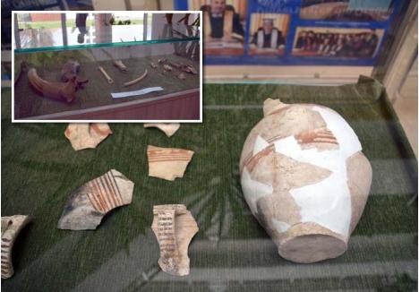 OALE ŞI ULCELE. Arheologii au scos din Piaţa Unirii zeci de fragmente de oase umane, coarne de animale şi vase de ceramică. În timp ce vechimea osemintelor n-a fost încă determinată, cea a unor vase a fost stabilită ca fiind mai mare de cinci secole