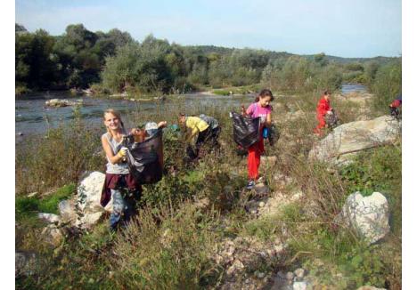 ÎMPREUNĂ PENTRU NATURĂ. Corpul Voluntarilor de Mediu Bihor vrea să angreneze cât mai mulţi tineri în activităţile de ecologizare a naturii. Anul trecut, în septembrie, voluntarii s-au alăturat sutelor de bihoreni care au răspuns acţiunii "Let's Do It, Bihor"