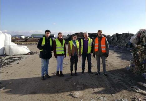VOLUNTARI. Cei patru tineri mutaţi pentru un an în Oradea s-au convins că localnicii au nevoie de îndrumări despre reciclare în timpul unei vizite la Eco Bihor