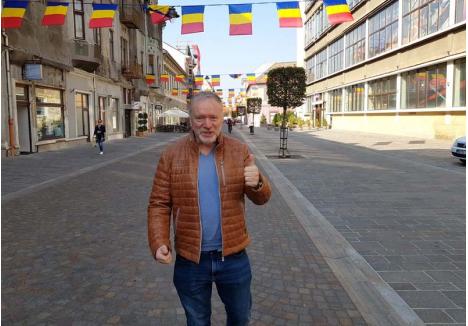 TURIST ACASĂ. Sosit în România pentru o conferinţă organizată în Alba Iulia, George Haber a petrecut câteva zile în Oradea natală, întorcându-se în SUA în ajun de ziua oraşului. "Vei putea scrie că am fugit chiar înainte de Ziua Oraşului", a glumit el cu reporterul BIHOREANULUI, admirând felul în care centrul Oradiei a fost împodobit pentru sărbătoare
