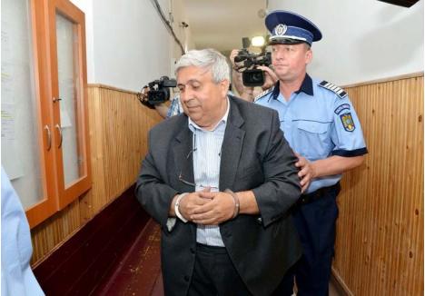LA BUTOANE. Reţinut pe 2 iunie 2015, Alexandru Kiss a fost plasat după o zi sub control judiciar de judecătorii Tribunalului Bihor, care i-au interzis să-şi reia funcţia publică. Interdicţia a fost ridicată pe 25 iunie de Curtea de Apel Oradea, politicianul întorcându-se la cârma instituţiei pe care e acuzat că a prejudiciat-o cu 6 milioane euro