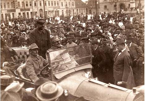 PRIMIRE CU BUCURIE. Abia scăpați de regimul bolșevic, orădenii au întâmpinat în 20 aprilie 1919 trupele Armatei Române conduse de generalul Traian Moșoiu. Intrând în oraș pe Calea Clujului, unde a fost primit cu pâine și sare, acesta s-a deplasat cu automobilul până în centrul urbei, unde era așteptat de o mare de oameni, de toate etniile (foto: Aurel Chiriac (editor), Primăvara întregirii, 2019)