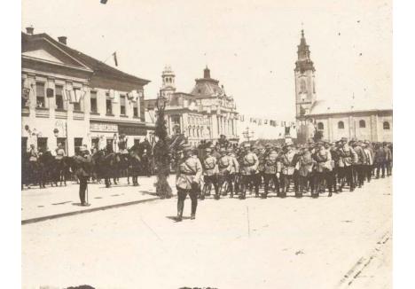 VIVE LA FRANCE! După intrarea în oraș și primirea de către autorități, în frunte cu primarul Rimler Károly, Armata Română a defilat dinspre Calea Clujului până în Piața Unirii (pe atunci Szent László), iar apoi până la gară, în uralele localnicilor adunați pe traseu. Îmbrăcați în uniforme franțuzești, primite ca ajutor din partea Franței aliate, soldații români au fost primiți cu urarea „Trăiască Franța!”, la rândul lor salutându-i pe orădenii abia scăpați de sub regimul bolșevic al lui Kun Béla cu „Trăiască România!”