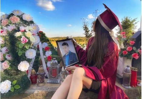 FIICĂ DE ÎNGER. Fiica pădurarului Marius Laza a postat pe rețelele de socializare o fotografie în ținuta de absolvire a liceului, făcută la mormântul tatălui, ucis în timpul partidei de braconaj. „Fiica unui înger”, a scris tânăra lângă imagine
