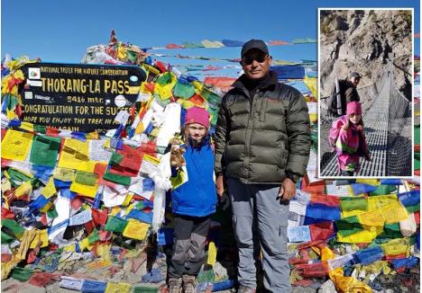 FETIŢA ŞI ŞERPAŞUL. Veselă şi prietenoasă, Sophie Gal, care la 7 ani a urcat pe masivul Annapurna, a intrat rapid în graţiile şerpaşului, care a îndrumat-o pe fetiţă şi pe mama ei până la cel mai înalt punct ce poate fi cucerit fără escaladă pe respectivul masiv din lanţul Himalaya, adică până la 5416 metri. Cum micuţa a fost o curajoasă, şerpaşul i-a spus „Sophie Sherpa”, asemănând-o cu un adevărat om al muntelui