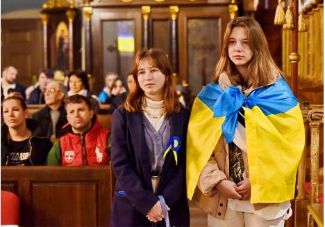 EMOŢII ŞI SPERANŢĂ. Vinerea trecută, asociaţiile Caritas Eparhial şi Caritas Catolica au organizat evenimentul "Pace şi dreptate pentru victimele războiului", pentru a marca un an de la pornirea ofensivei militare a Rusiei în Ucraina. Mulţi dintre ucrainenii participanţi au purtat drapelul pe umeri